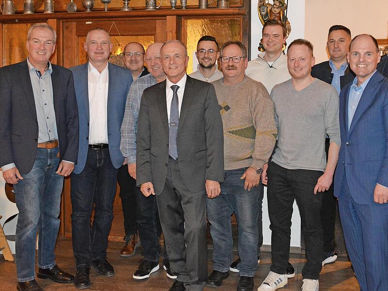 Stefan Lang, Oliver Flake, Tobias Grüner, Gregor Dresel, Markus Grüner, Alexander Grüner, Adolf Zellmann, Jonathan Trautner, Andreas Kirsch, Stephan Dresel, Michael Hofmann und Hermann Ulm (von Links) in Obertrubach..