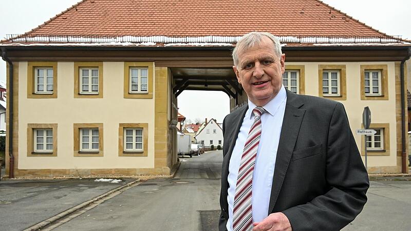 Bürgermeister und Bürgermeisterkandidat Bruno Kellner steht an seinem Lieblingsplatz in Rattelsdorf, dem alten Torhaus.