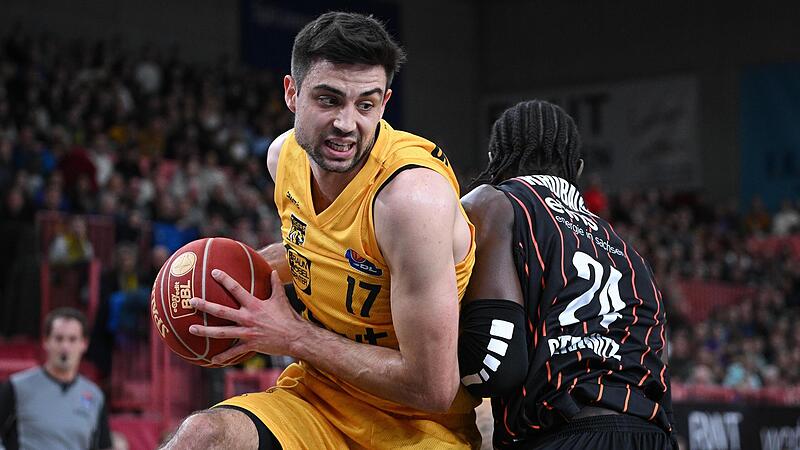 Mit den Tübingern stieg Mateo Seric (l.) in die Bundesliga auf. Bereits im Jahr zuvor hatten sich die Tigers sportlich für das Oberhaus qualifiziert, verzichteten aber aus finanziellen Gründen auf ihr Startrecht.
