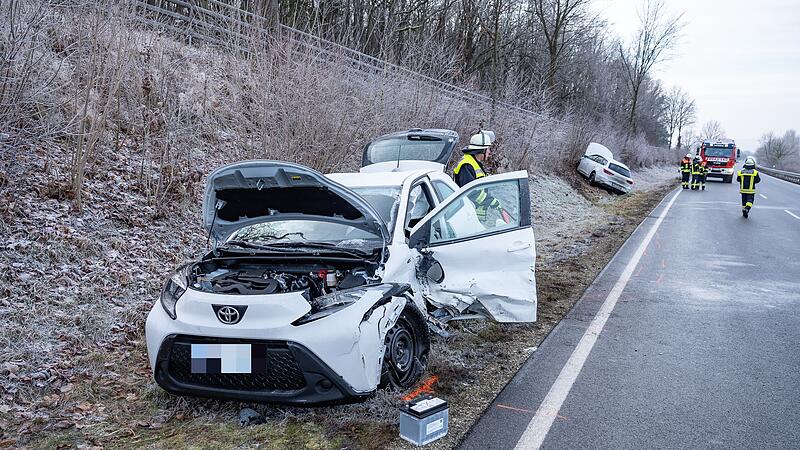Glätteunfall auf B4: Zwei Verletzte und hoher Sachschaden