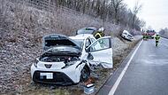 Glätteunfall auf B4: Zwei Verletzte und hoher Sachschaden