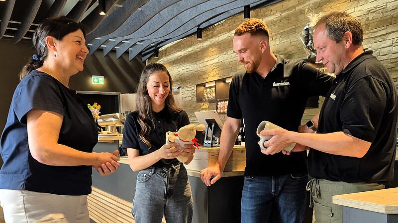 B&uuml;rgermeisterin Angela Hofmann &uuml;berreichte eine "Housnkuh" an die Betreiber.