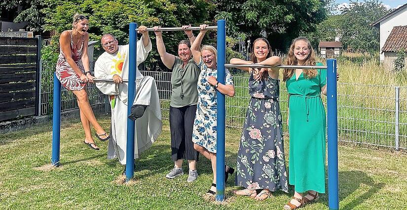 Diakon Manfred Müller und zweite Bürgermeisterin Elisabeth Assmann zusammen mit dem Orga-Team bei der Spielplatzsegnung im Juni 2025 mit dem neu angeschafften Reck Diakon Manfred Müller und zweite Bürgermeisterin Elisabeth Assmann zusammen mit dem Orga-Team bei der Spielplatzsegnung im Juni 2025 mit dem neu angeschafften Reck
