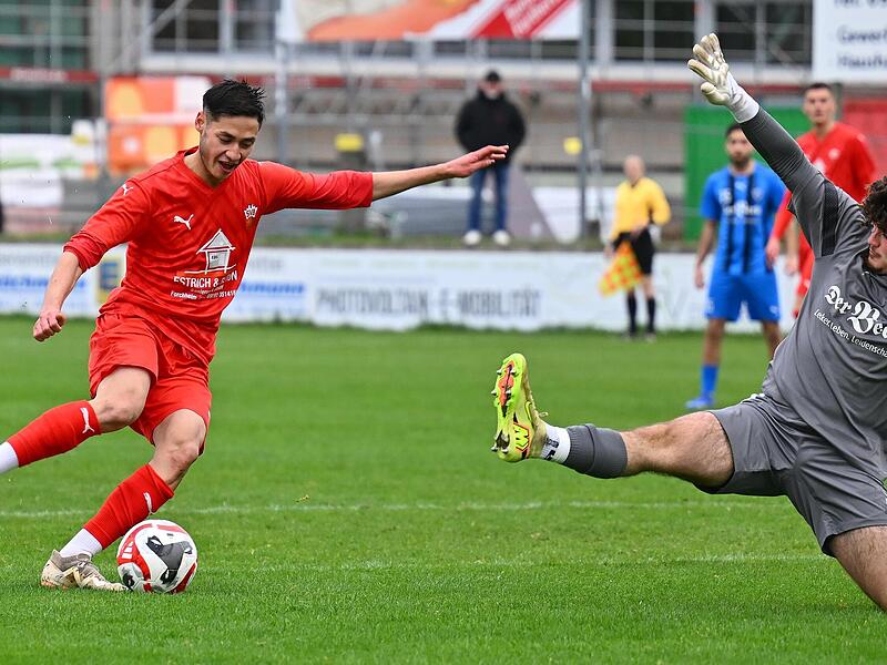 Abbas Jafari l&auml;sst den Brucker Torwart Arda Bozkurt aussteigen, bevor er trifft.