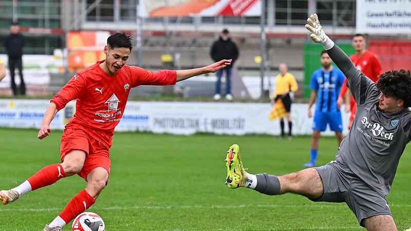 Abbas Jafari lässt den Brucker Torwart Arda Bozkurt aussteigen, bevor er trifft. Abbas Jafari lässt den Brucker Torwart Arda Bozkurt aussteigen, bevor er trifft.