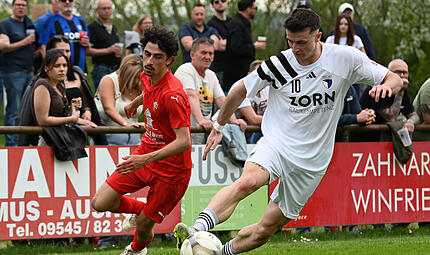 Zwei Spieler im Fokus: Emil N&ouml;hring (links) ist beim SV Buckenhofen ein Gesicht des Erfolgs. Christian Rzonsa ist in der Landesliga derzeit kaum zu halten.