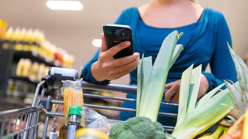 Wer eine Supermarkt-App nutzt, kann leichter Angebote finden und so Geld sparen – dafür gibt man aber auch oft sensible Daten preis. Wer eine Supermarkt-App nutzt, kann leichter Angebote finden und so Geld sparen – dafür gibt man aber auch oft sensible Daten preis.