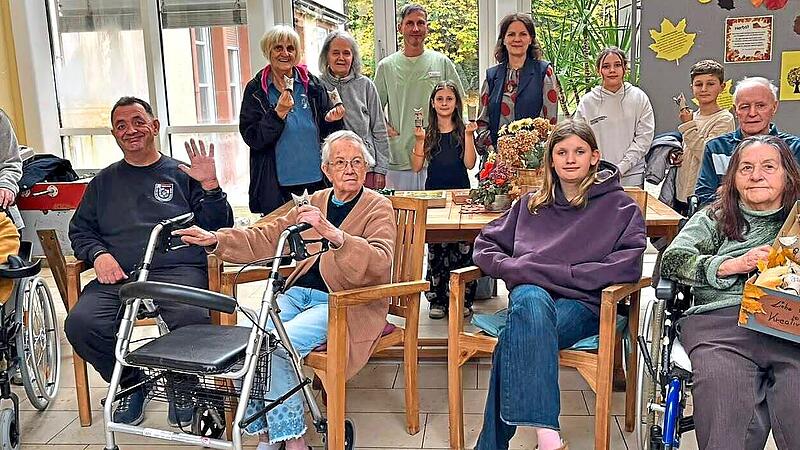 Jugendliche der Klassen 5 bis 8 an der Mittelschule in Bad Br&uuml;ckenau haben an zwei Nachmittagen mit viel Kreativit&auml;t und Geschick Bastelarbeiten aus recycelten Materialien gefertigt. Die &uuml;berreichten sie nun den Bewohnerinnen und Bewohnern des Pfl...
