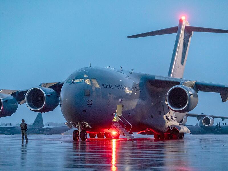 Das Handout zeigt eine C-17 Globemaster III der Royal Australian Air Force, die sich auf den Abflug vom RAAF-Stützpunkt Richmond in New South Wales vorbereitet, beladen mit Militärhilfe für die Ukraine.