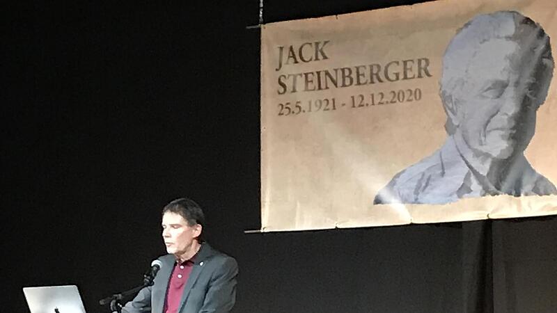 Rudolf Walter, ein ehemaliger Lehrer des Jack-Steinberger-Gymnasiums Bad Kissingen hat einen Vortrag über Jack Steinberger und anderer jüdische Schüler anlässlich des 150-jährigen Schuljubiläums gehalten. Rudolf Walter, ein ehemaliger Lehrer des Jack-Steinberger-Gymnasiums Bad Kissingen hat einen Vortrag über Jack Steinberger und anderer jüdische Schüler anlässlich des 150-jährigen Schuljubiläums gehalten.