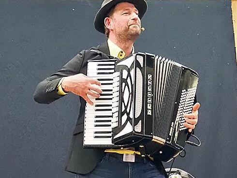 Mit einem Präventionskabarett warnt Tom Bauer vor Betrugsmaschen. Mit einem Präventionskabarett warnt Tom Bauer vor Betrugsmaschen.