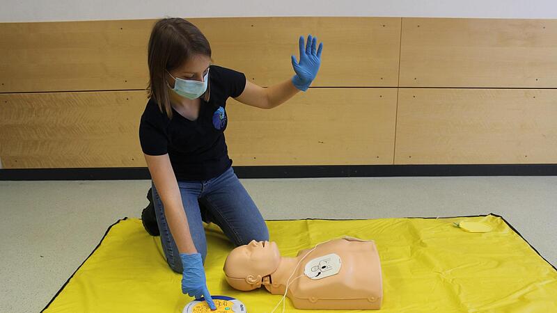 Training am Dummy: Hanna Knoll "reanimiert" mit dem Übungsdefibrillator.Forchheim & Fränkische Schweiz Training am Dummy: Hanna Knoll "reanimiert" mit dem Übungsdefibrillator.Forchheim & Fränkische Schweiz