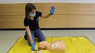 Training am Dummy: Hanna Knoll "reanimiert" mit dem Übungsdefibrillator.Forchheim & Fränkische Schweiz