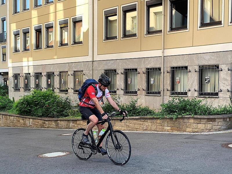 Rad fahren und CO2 sparen – egal ob mit dem High-End-Rad, Dreigang-Drahtesel oder E-Bike: Am 24. Juni, 14 Uhr, findet am Landratsamt die Auftaktveranstaltung zum Stadtradeln statt – jeder Meter zählt. Jürgen Metz, Abteilungsleiter im Landratsamt B... Rad fahren und CO2 sparen – egal ob mit dem High-End-Rad, Dreigang-Drahtesel oder E-Bike: Am 24. Juni, 14 Uhr, findet am Landratsamt die Auftaktveranstaltung zum Stadtradeln statt – jeder Meter zählt. Jürgen Metz, Abteilungsleiter im Landratsamt B...