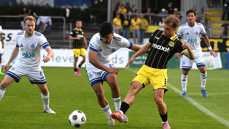 Bayreuths Felix Heim (rechts) im Duell mit Emirhan Delikaya.