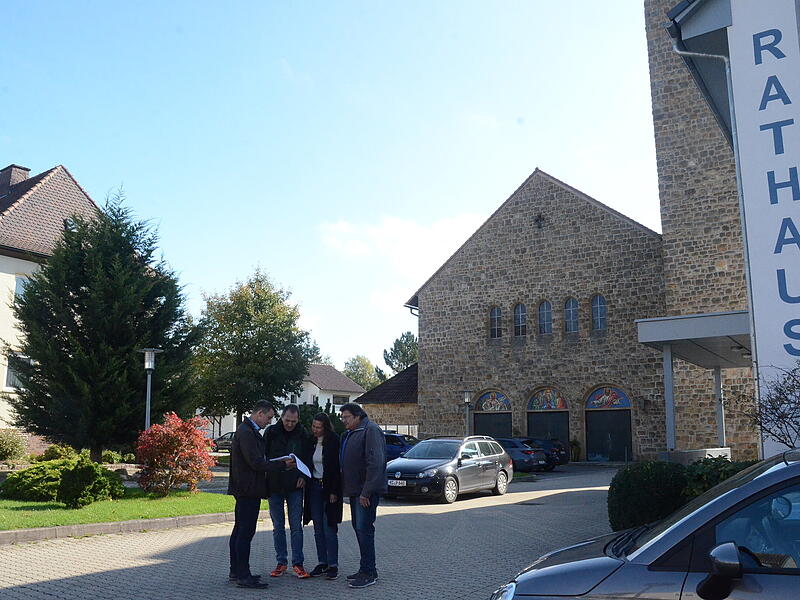 Schon l&auml;nger  besch&auml;ftigt die geplante Neugestaltung der Ortsmitte von Pressig zwischen dem Rathaus, der Kirche und der Schule den B&uuml;rgermeister, die R&auml;te und die Angeh&ouml;rigen der Gemeindeverwaltung.