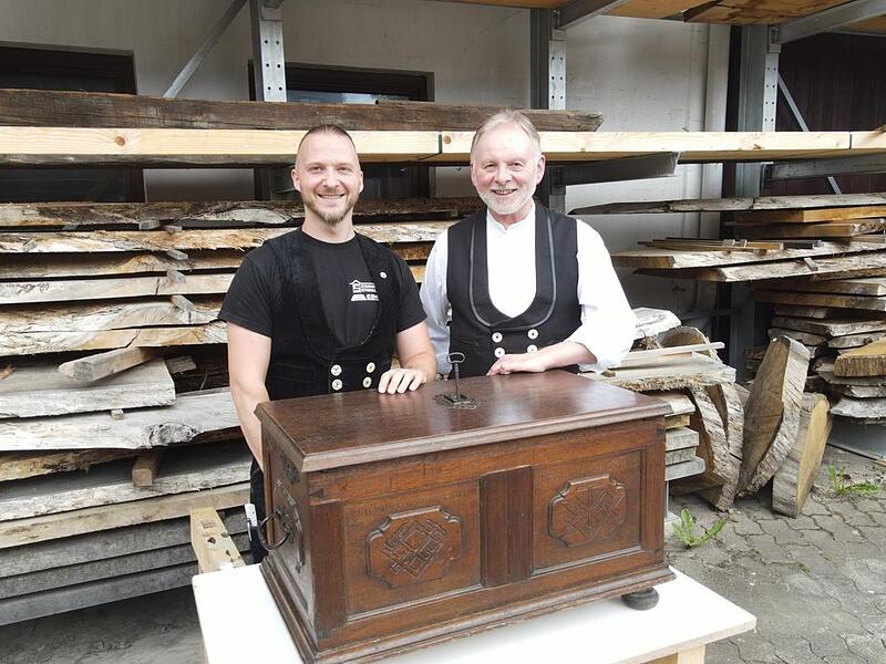 Günther Stenglein (rechts) hat seinen Betrieb an Sohn Andreas übergeben. Hier zeigen beide die von Johann Georg Stenglein gefertigte Zunftlade der „Culmbacher Steinhauer- und Zimmerer“ aus dem Jahr 1791. Günther Stenglein (rechts) hat seinen Betrieb an Sohn Andreas übergeben. Hier zeigen beide die von Johann Georg Stenglein gefertigte Zunftlade der „Culmbacher Steinhauer- und Zimmerer“ aus dem Jahr 1791.