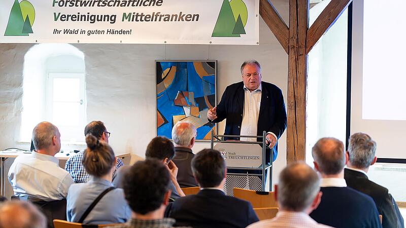 Walter Nussel bedankt sich mit seiner letzten offiziellen Rede bei den Waldbauern in Treuchtlingen und verspricht weiterhin tatkräftige Unterstützung. Walter Nussel bedankt sich mit seiner letzten offiziellen Rede bei den Waldbauern in Treuchtlingen und verspricht weiterhin tatkräftige Unterstützung.