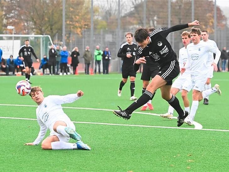 Der Coburger Elias Müller zieht ab, wird aber von einem Hirschaider geblockt.