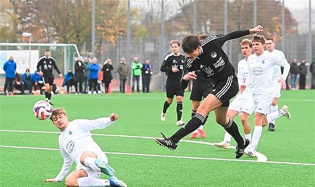 d083d916-18c9-4664-85c9-1a91d6377230 Der Coburger Elias Müller zieht ab, wird aber von einem Hirschaider geblockt.