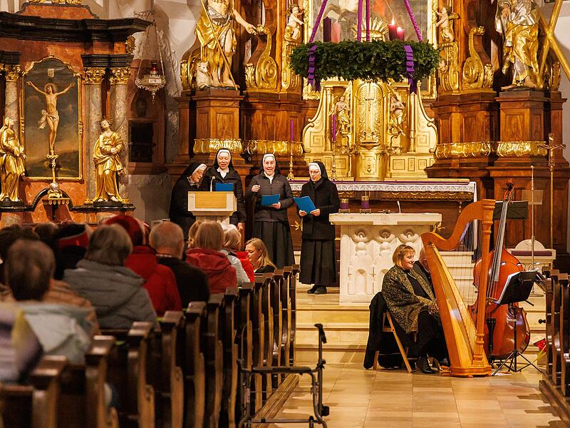 Die „Auerbacher Schulschwestern“ musizierten in Höchstadt mal mit, mal ohne Instrumente. Die „Auerbacher Schulschwestern“ musizierten in Höchstadt mal mit, mal ohne Instrumente.