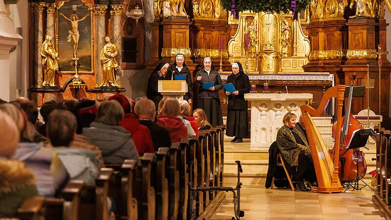 Die „Auerbacher Schulschwestern“ musizierten in Höchstadt mal mit, mal ohne Instrumente. Die „Auerbacher Schulschwestern“ musizierten in Höchstadt mal mit, mal ohne Instrumente.