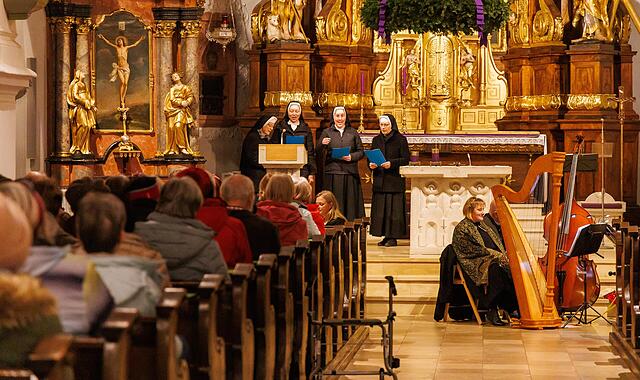 Die &bdquo;Auerbacher Schulschwestern&ldquo; musizierten in H&ouml;chstadt mal mit, mal ohne Instrumente.