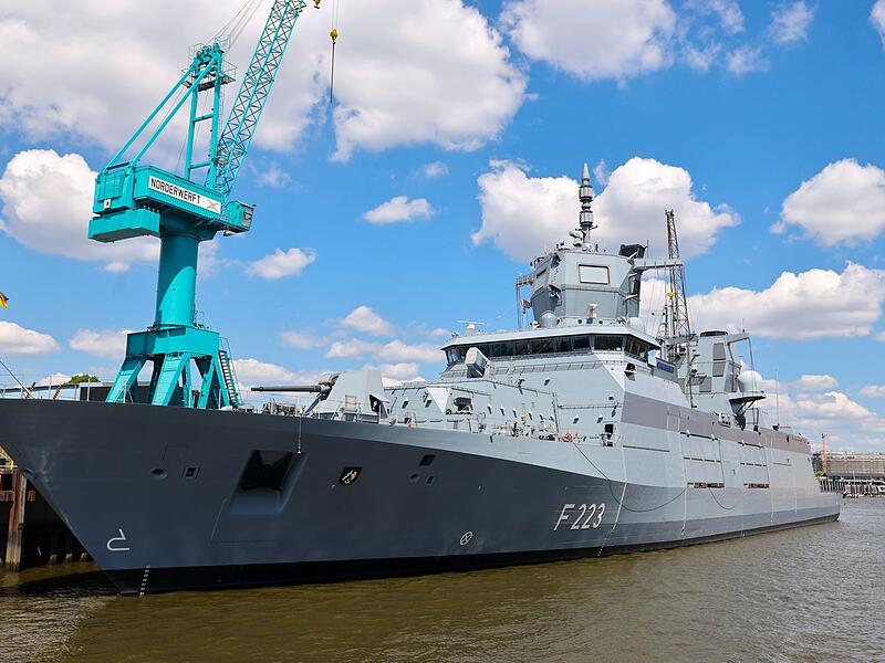 Fregatte an Kaimauer der Norderwerft im Hamburger Hafen