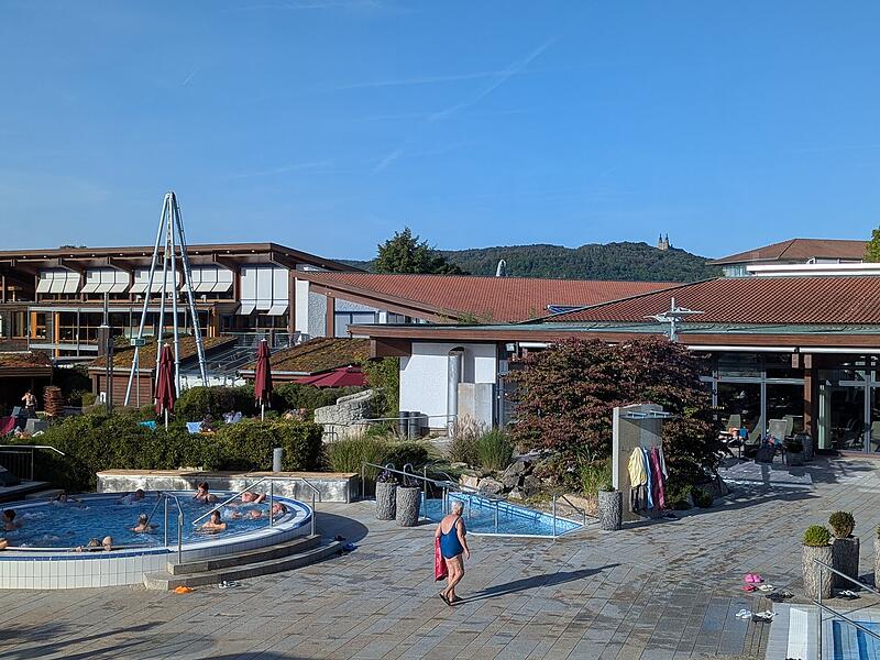 Die Obermaintherme im September 2026. Das Bohrgestell links markiert bis heute den Punkt, wo das Thermalwasser 1975 gefunden wurde.