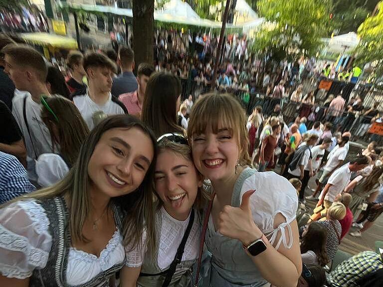Besser k&ouml;nnte die Stimmung nicht sein.Das war der erste Annafest-Abend