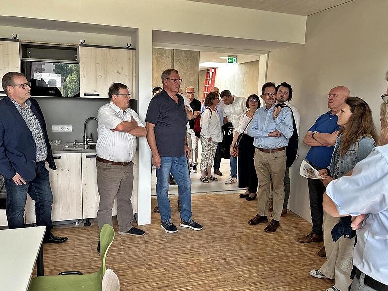 Der Kreisausschuss machte sich im neuen Schülerwohnheim Bad Neustadt ein Bild von der gesamten Anlage und der Inneneinrichtung. Kreisbaumeisterin Rebecca Lingerfelt war dabei die kompetente Ansprechpartnerin.