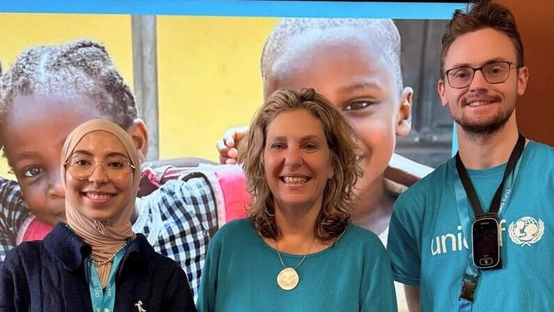 Spendenaktion Unicef Von-Lerchenfeld-Schule Die Unicef-Mitarbeitenden Marwa Boumalik (links) und Markus Ewaldt (rechts) besuchten die Von-Lerchenfeld-Schule und nahmen die Spende der Kinder entgegen. Mit im Bild: Lehrerin Erika Fischer (Mitte).