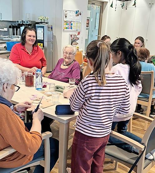 Die Sch&uuml;ler bastelten mit den Senioren in der Tagespflege f&uuml;r Ostern.