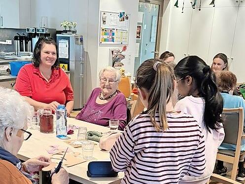 Die Sch&uuml;ler bastelten mit den Senioren in der Tagespflege f&uuml;r Ostern.