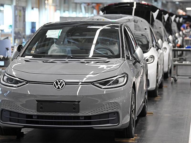 Fast fertige ID.3 laufen im Fahrzeugwerk von VW in Zwickau durch die Endmontage.