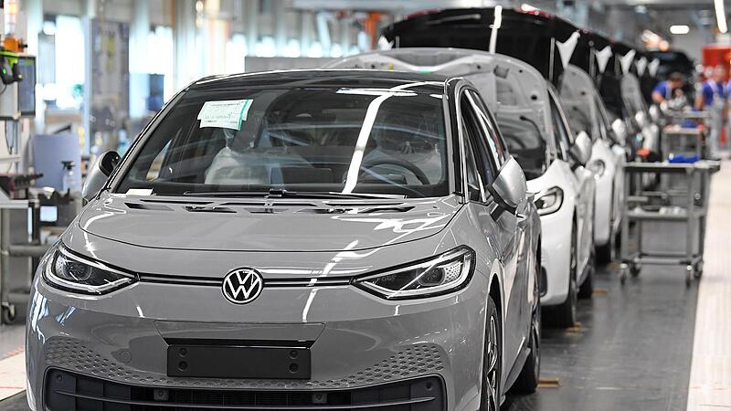 Fast fertige ID.3 laufen im Fahrzeugwerk von VW in Zwickau durch die Endmontage.