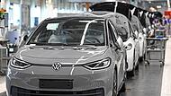 Fast fertige ID.3 laufen im Fahrzeugwerk von VW in Zwickau durch die Endmontage.