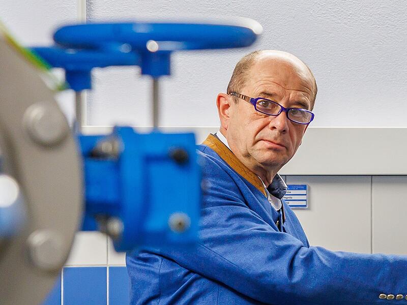 Hans Hümmer, Juragruppe Pegnitz Wie sicher ist unser Trinkwasser wirklich? Hans Hümmer von der Juragruppe Pegnitz sowie der Fränkischen Arbeitsgemeinschaft Wasser-Abwasser hält die bayerischen Wasserressourcen grundsätzlich für ausreichend. Gleichzeitig warnt er aber vor regionalen Engpässen, zu niedrigen Investitionen und den Folgen des Klimawandels.
