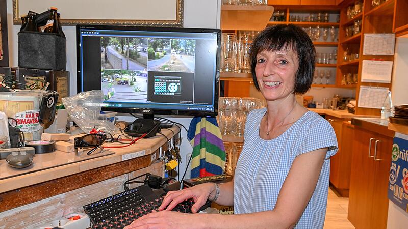 Daniela Hoffmann hat auf den Schirmen die Ankommenden im Blick.