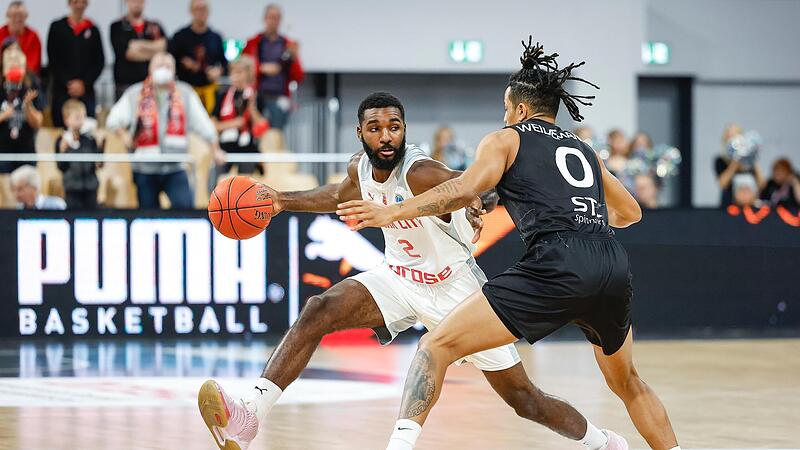 Ein k&ouml;rperbotentes Duell boten sich die beiden Aufbauspieler Amir Bell (mit Ball) und der Chemnitzer Nelson Weidemann.