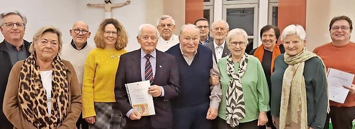 Geehrte und Neumitglieder, mit dem Vorsitzenden Matthias Simon (links) und der stellvertretenden Vorsitzenden Birgit Kestel (Dritte v.r.).