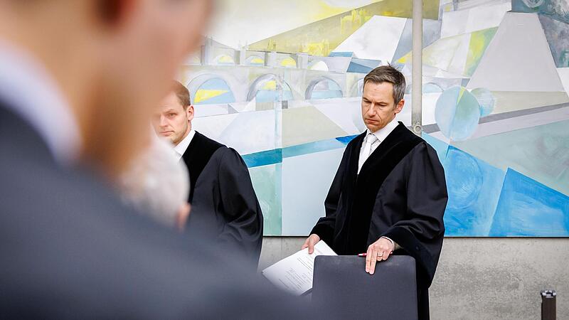 Der Vorsitzende Richter Thomas Schuster nimmt Platz: Am Montag hat am Landgericht Würzburg der Prozess um die Ermordung eines türkischen Gastwirts im Jahr 1999 begonnen.