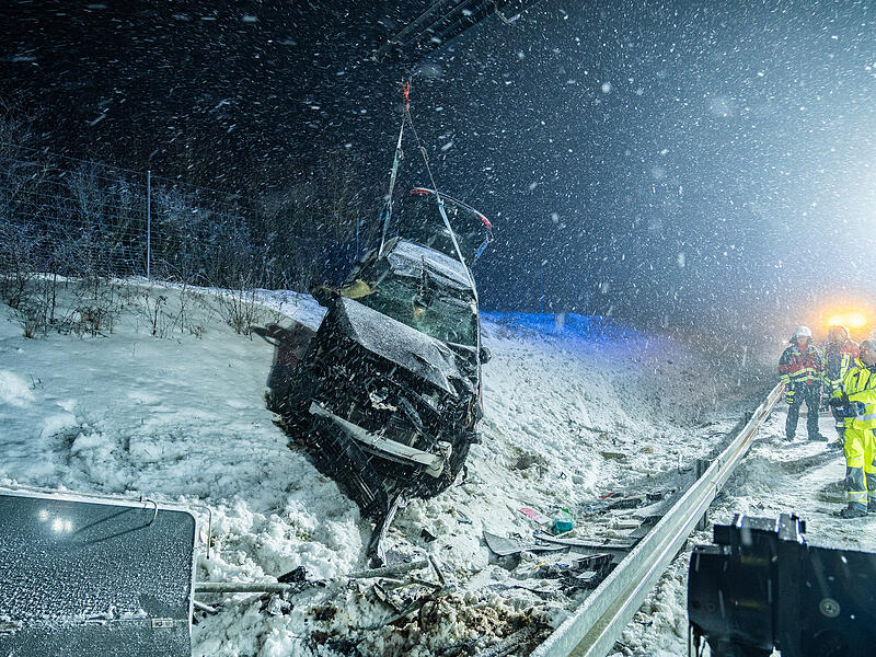 Winter h&auml;lt Einsatzkr&auml;fte auf Trab - zwei Verletze nach &Uuml;berschlag im dichten SchneetreibenUnfall A 73 zwischen Coburg und Eisfeld