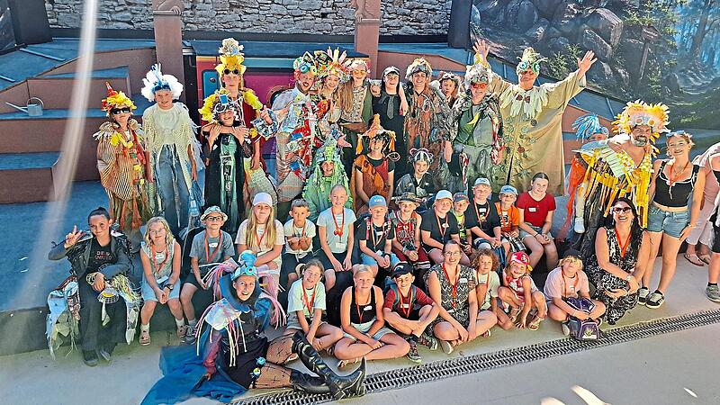 Die Begleiterinnen Christina Scheit und Kathrin Schlei mit 24 Bad Kissinger Ferienkindern und der gesamten Crew von &bdquo;Die kleine Hexe&ldquo; bei den Scherenburg-FestspielenKatharina Schmidtbauer