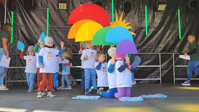Sie durften nicht fehlen. Die Kinder des Wickie-Kindergartens Wickendorf. Ihre Einlage stand unter dem Motto des Regenbogens. Sie durften nicht fehlen. Die Kinder des Wickie-Kindergartens Wickendorf. Ihre Einlage stand unter dem Motto des Regenbogens.
