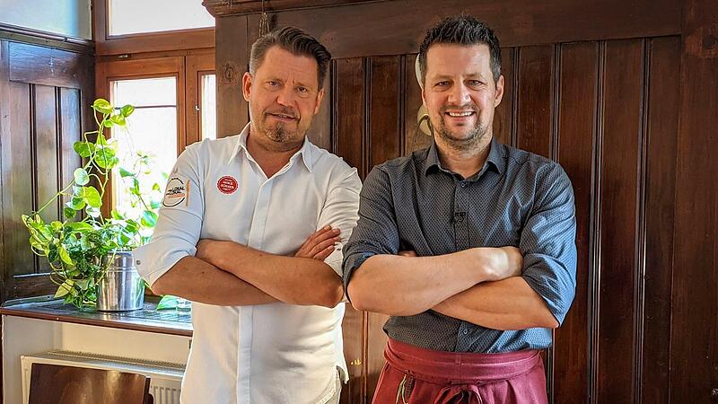Küchenchef Tim Neumann (rechts), Seite an Seite mit dem Sternekoch Mike Süsser.