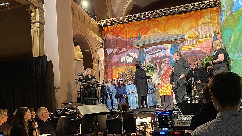 Szene aus dem Passionsmusical &bdquo;Es ist vollbracht&ldquo; in der Erl&ouml;serkirche von B ad Kissingen.