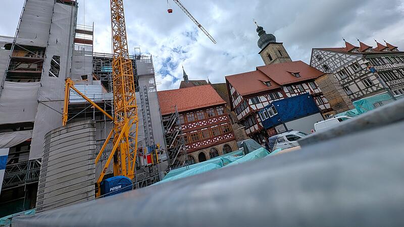 Nichts wird's mit der geplanten Fertigstellung: Forchheims gr&ouml;&szlig;te und mittlerweile l&auml;ngste Baustelle wird sich weiter hinziehen. Woran das liegt und wann das Haus der Begegnung nun er&ouml;ffnet werden soll.