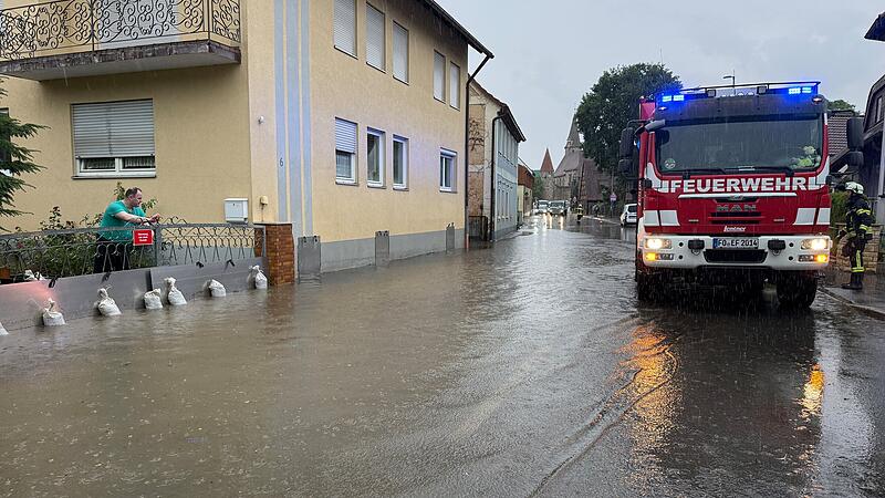 Am Montag hat es im Landkreis Forchheim gewittert und innerhalb kurzer Zeit stark geregnet. In Effeltrich standen Stra&szlig;en unter Wasser.