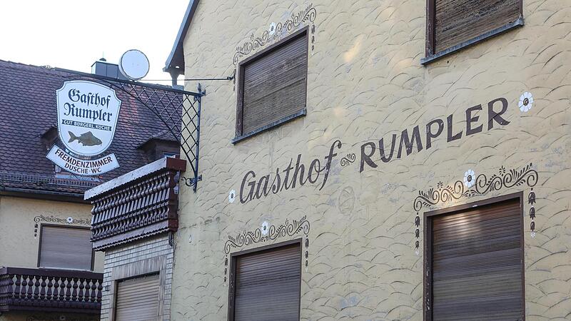 Der ehemalige Gasthof Rumpler in Leutenbach steht seit Jahren leer. Die Gemeinde wollte den Gasthof nun kaufen, doch die Rechtsaufsicht am Landratsamt erkl&auml;rt den Beschluss f&uuml;r ung&uuml;ltig. Ein Gemeinderat erhebt weitere Vorw&uuml;rfe.Forchheim & Fr&auml;nkische Schweiz
